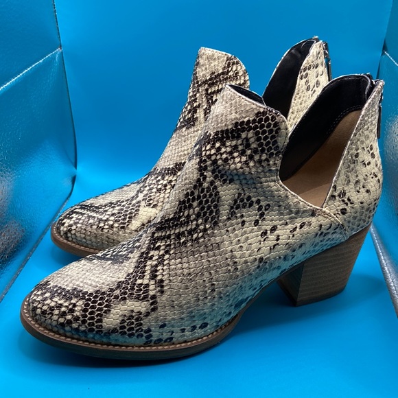 Blondo Shoes - Women’s NWOB Blondo Women's Neda Waterproof Ankle Bootie, snakeskin print. Sz 9M